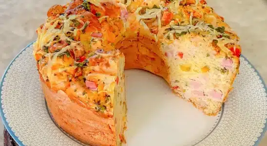Bolo salgado super recheado e molhadinho para o café da manhã ou da tarde 1 bolo salgado