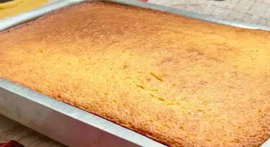 Bolo sem trigo delicioso na assadeira grande para o café da tarde 2 bolo sem trigo