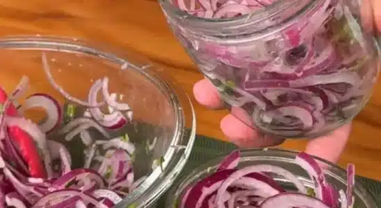 Cebolete de churrasco: veja como tirar a acidez da cebola de um jeito bem fácil 2 cebolete de churrasco