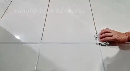 Como limpar rejunte do piso: misturinha tira todo encardido sem fazer esforço 3 como limpar rejunte do piso