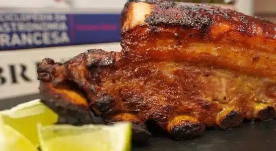 Costelinha de porco assada: fica muito suculenta e não sai do forno recessacada 2 costelinha de porco assada