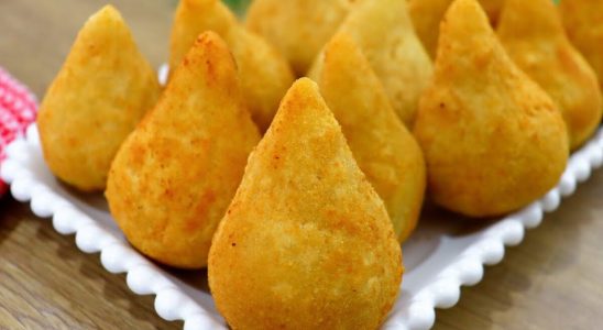 Como fazer coxinha de frango crocante que não fica encharcada de óleo 4 coxinha de frango crocante