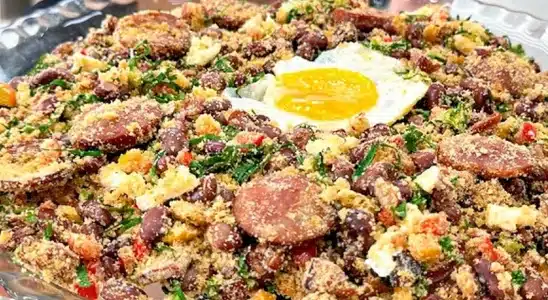 Feijão tropeiro de restaurante mineiro: completo e muito saboroso 4 feijão tropeiro