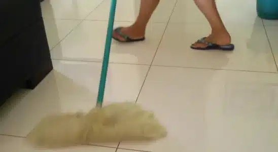 Limpador de piso caseiro: tira todo encardido sem precisar ficar esfregando 2 limpador de piso caseiro