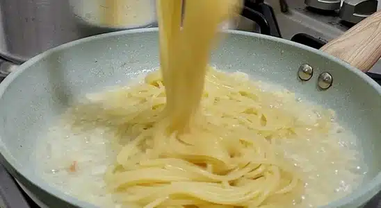 Veja o que fazer para o seu macarrão alho e óleo ficar cremoso e não grudar 1 macarrão alho e óleo