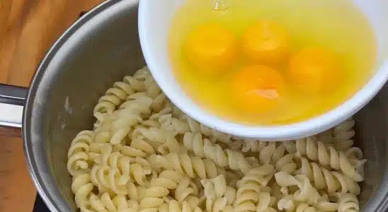 Misturei macarrão com ovos e fiz um almoço rápido e delicioso 3 macarrão com ovos