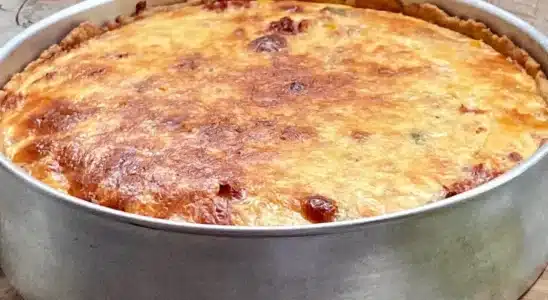 Massa com 2 ingredientes para torta salgada: você só vai querer fazer essa 4 massa com 2 ingredientes