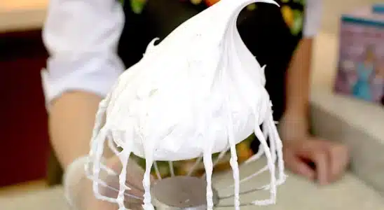 Confeiteira profissional ensina a fazer merengue suíço super cremoso e no ponto certo 4 merengue suíço