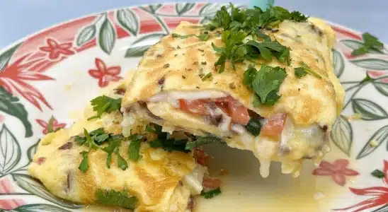 Veja como preparar omelete com queijo que é uma refeição completa para você 2 omelete com queijo