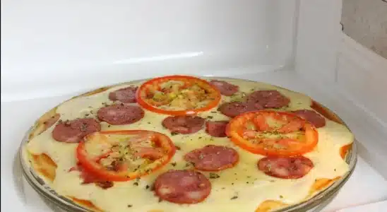 Pizza de microondas pronta em 10 minutos com uma massa bem macia que não resseca 1 pizza de micro-ondas