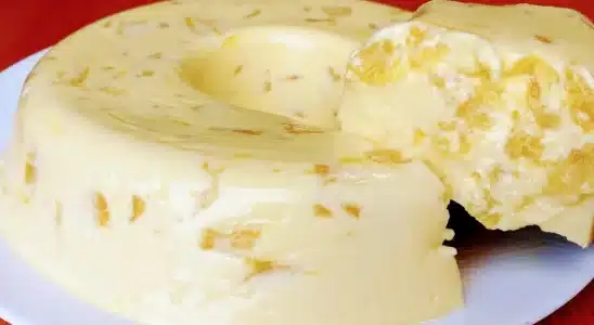 Pudim de abacaxi com pedacinhos da fruta: cremosidade e refrescância numa receita só 2 pudim de abacaxi