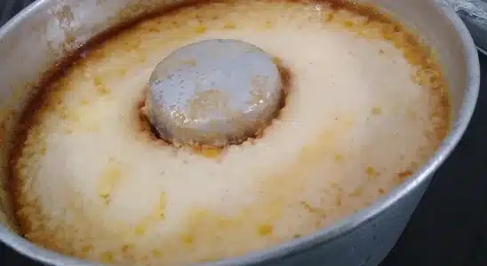 Pudim de pão super cremoso: esse não tem erro na hora de desenformar 2 pudim de pão