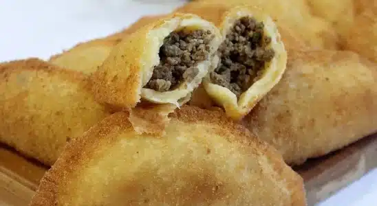 Salgado com massa de mandioca que a massa fica no ponto certo e não encharca na fritura 3 salgado com massa de mandioca