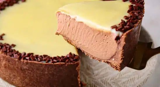 Torta de chocolate cremosa para você arrasar na sobremesa de páscoa 2 torta de chocolate