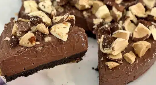 Torta de chocolate cremosa: a mais chocolatuda de todas para comer na páscoa 4 torta de chocolate