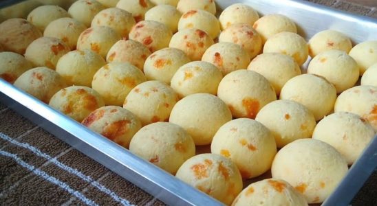 Biscoito de polvilho assado da casa da vovó delicioso e não murcha quando tira do forno 1 biscoito de polvilho assado