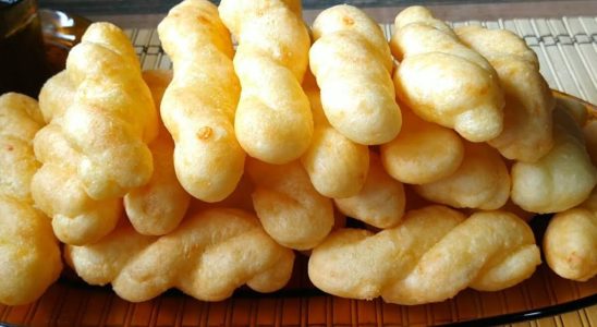 Biscoito de polvilho frito da vovó que não estoura na gordura 2 biscoito de polvilho frito