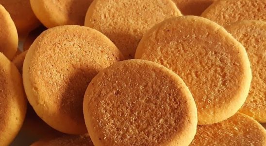 Receita de bolachinha de fubá crocante que vai muito bem com uma xícara de café quentinho 1 bolachinha de fubá