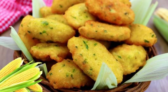 Receita caipira de bolinho de milho verde que é fácil e muito saboroso 3 bolinho de milho verde