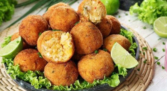 Você vai adorar essa novidade: bolinho de peixe frito sequinho por fora e suculento por dentro 3 bolinho de peixe frito
