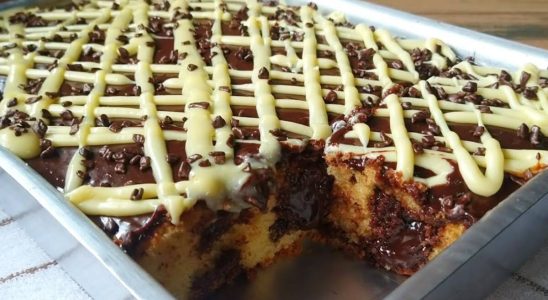 Bolo chocolatudo fofinho e com cobertura que já sai do forno recheado 4 bolo chocolatudo fofinho