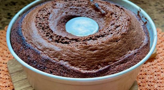 Como fazer bolo de chocolate molhadinho na assadeira redonda para o café 1 bolo de chocolate molhadinho