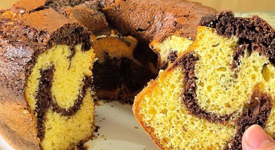 Bolo mesclado fofinho 2 em 1 e faz par perfeito com uma xícara de café 3 bolo mesclado