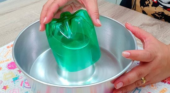 Coloquei uma garrafa pet na assadeira e fiz um bolo mesclado fofinho e delicioso 1 bolo mesclado