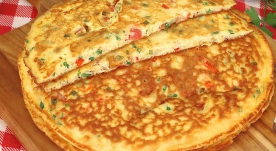 Omelete completo e fácil com poucos ingredientes para o café, almoço ou jantar 2 omelete completo e fácil