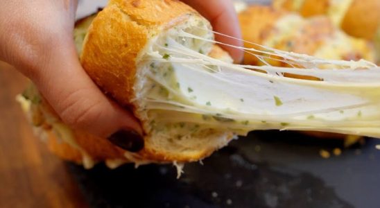 Pão de alho caseiro com bastante queijo: todo churrasco você vai querer fazer 2 pão de alho caseiro