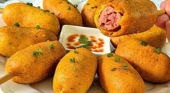 Salsicha no palito delicioso que é um lanche de primeira e todo mundo adora 3 salsicha no palito