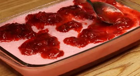 Sobremesa cremosa na travessa com gelatina e morango super fácil de fazer 4 sobremesa cremosa na travessa 0204 1