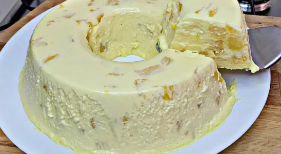 Sobremesa de abacaxi com pedaços da fruta super cremosa e consistente 4 sobremesa de abacaxi