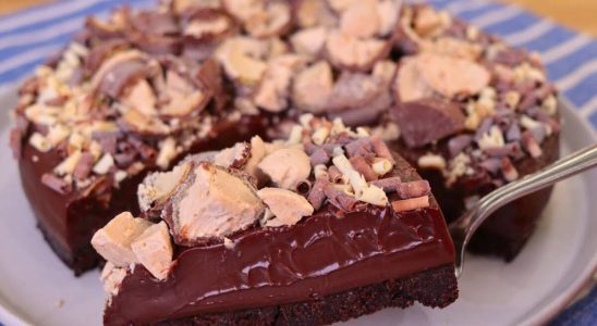 Torta chocolatuda para páscoa com bombom que é um arraso para o seu domingo 3 torta chocolatuda para páscoa