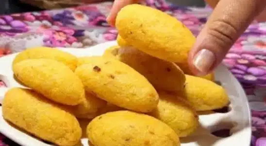 Misturei fubá com polvilho e fiz um biscoito sem ovo e sem leite delicioso para a hora do café 2 biscoito sem ovo