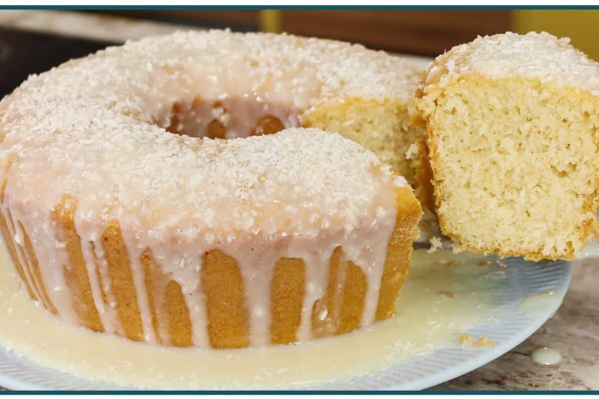 Bolo de coco fofinho e com uma cobertura que você vai achar sensacional 134 bolo de coco fofinho