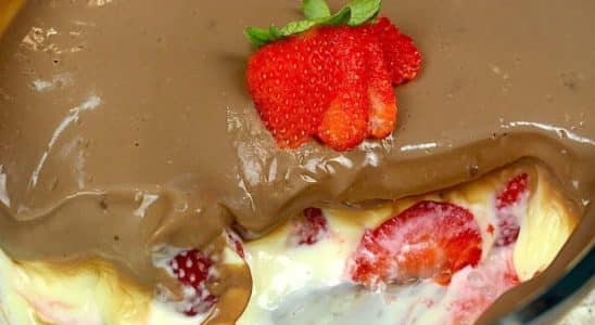 bombom de morango na travessa