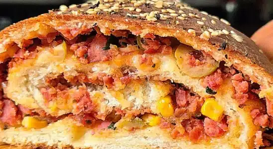 Aprendi uma receita de pão caseiro recheado que fica igual salgado de padaria 1 pão caseiro recheado