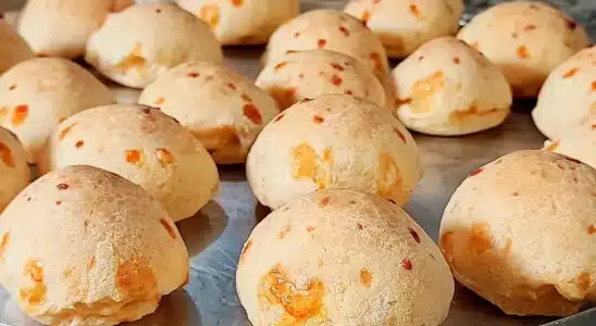 Pão de queijo mineiro: receita tradicional que todo mundo ama com um cafezinho 3 pão de queijo mineiro