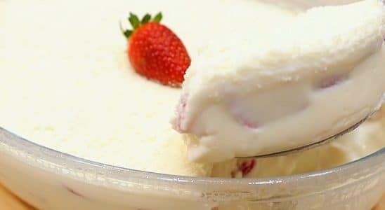 sobremesa cremosa com morango