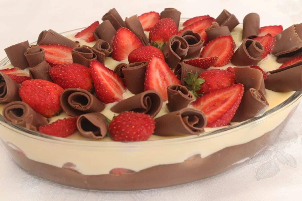 sobremesa de chocolate com morango