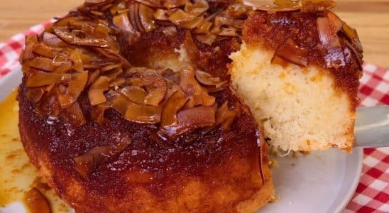bolo de coco invertido