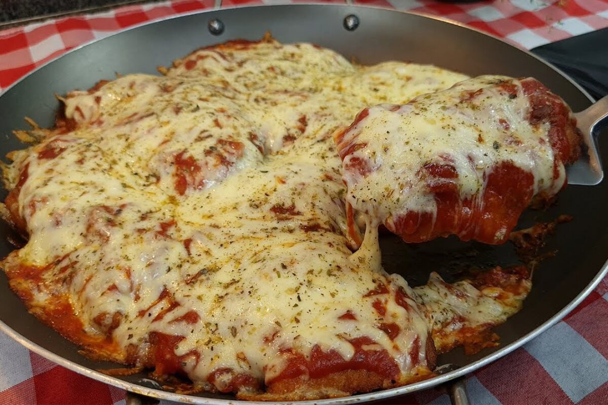 Frango à parmegiana suculento e com bastante queijo que não fica engordurado 87 frango à parmegiana