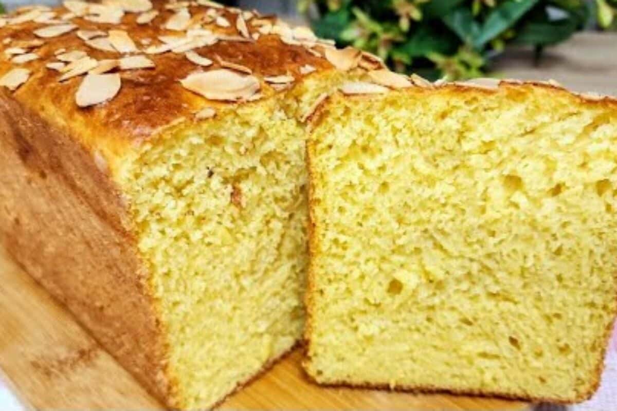 Pão de milho caseiro para comer quentinho com manteiga derretendo e um café quentinho 25 pão de milho