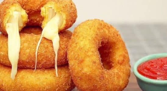 anéis de cebola recheados