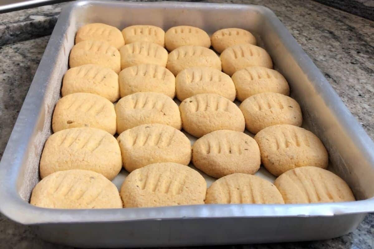 Bolachinha de fubá crocante que desmancha na boca e lembra receita de vó 71 bolachinha de fubá