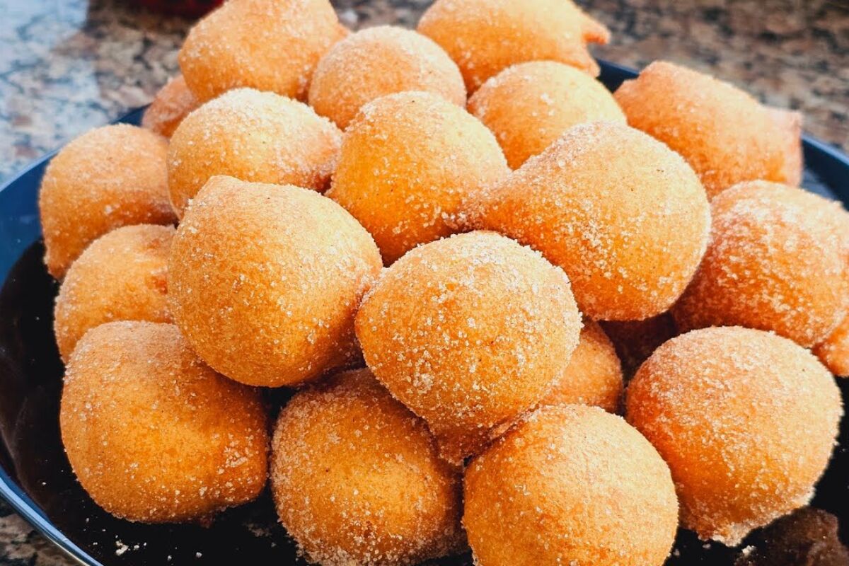 Bolinho de chuva tradicional igual ao da vovó, bem fofinho por dentro e crocante por fora 1 bolinho de chuva tradicional