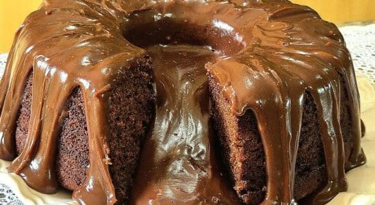 bolo de chocolate com cobertura