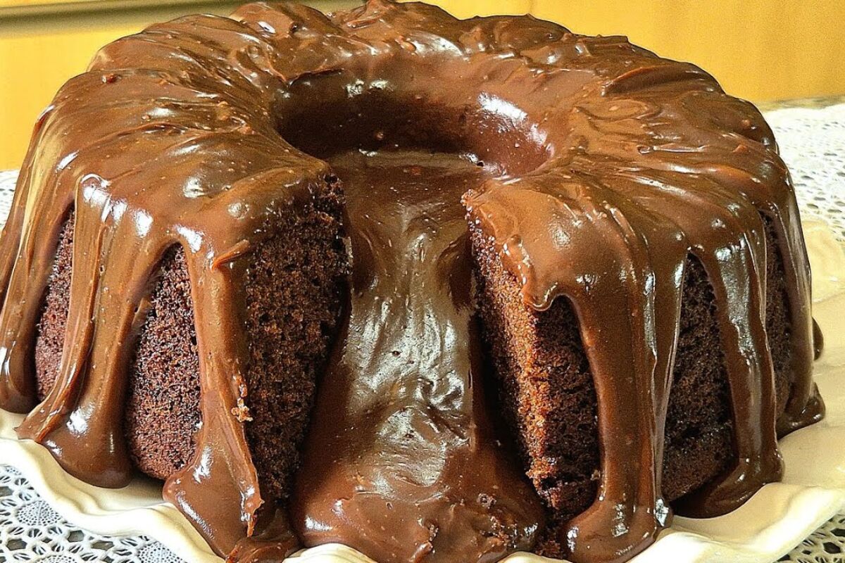 bolo de chocolate com cobertura
