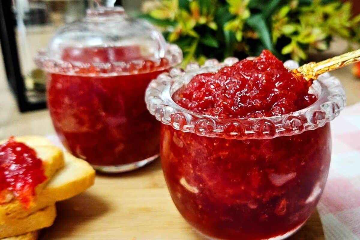 Doce de morango irresistível e muito fácil que fica pronto em poucos minutos 15 doce de morango